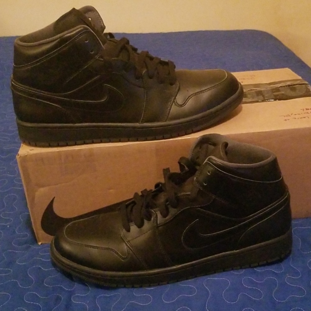 Air Jordan 1 Retro High Obsidian Triple Black